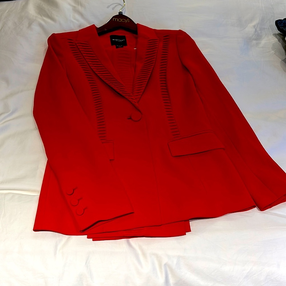 Selling this beautiful Marciano suit size small